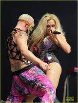 组图：钱婆kesha豪放开唱大劈叉狂开腿