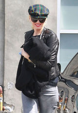 高清组图：格温-史蒂芬妮街拍 机车夹克搭潮鞋