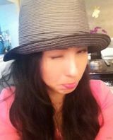 组图：张柏芝粉衣扮嫩自拍 Lucas刻苦练习签名