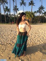 组图：柳岩藏胸秀小蛮腰 低头妩媚扮女神