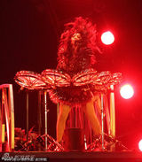 组图：张惠妹台北连唱两天吸2千万 超短裙难掩肉腿