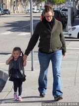 组图：詹妮弗加纳肚大如箩将生 女儿很萌很可爱