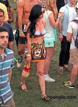 组图：水果姐亮相派对春意盎然 紧身胸衣秀乳沟