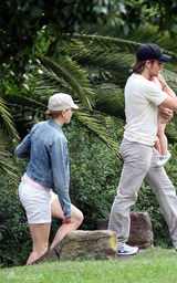 幻灯图：妮可基德曼携女游玩动物园向长颈鹿喂食