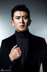 组图：郭家铭最新写真大片 卷发西装显雅痞风范