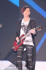 组图：黄义达时装盛典获奖 现场献唱《微光》