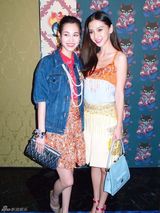 组图：Angelababy(杨颖)携手水原希子出席品牌活动