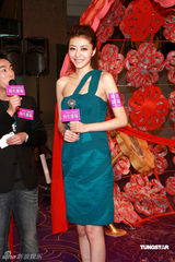 高清图：熊黛林露肩短裙出席活动 不担心家人催婚