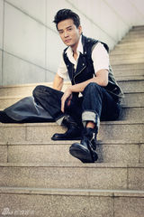 组图：陈晓东雅痞风街拍 马甲搭短靴帅气