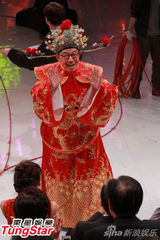 组图：粉红女郎汪明荃发红包 陈展鹏赢好兆头