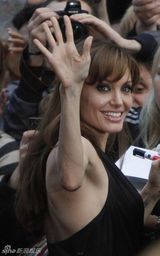 高清图：《特工绍特》柏林首映 朱莉着性感礼服出镜