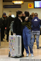 英伦玫瑰凯拉-奈特利周末完婚 机场湿吻未婚夫