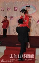 幻灯图：女排姑娘杨昊生日办婚礼 999朵玫瑰共见证