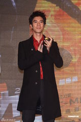 组图：王力宏为小巨蛋个唱造势 为武术表演勤健身