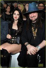 组图：打雷姐拉娜德雷蕾丝诱惑内衣外露