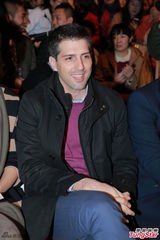 组图：许茹芸新婚首唱 与老公台上牵手拥抱