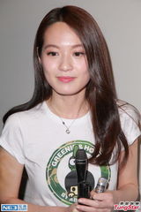 组图：梁咏琪随彭浩翔影院谢票 展现成熟美