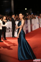 组图：柯佳嬿蓝色长裙亮相 大秀性感美背