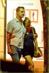 组图：斯嘉丽素颜热裤 与男友散步秀恩爱