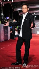 组图：罗大佑亮相金马奖红毯大气摆POSE