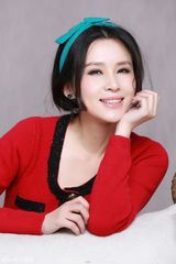 组图：荆希西红衣贺新剧收视