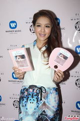 组图：官恩娜香港街头宣传新碟 引路人围观