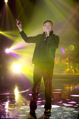 组图：歌手2邓紫棋白裙优雅 茜拉满文军补位