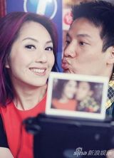 组图：杨千嬅再秀唯美婚纱 巴黎浪漫骑旋转木马