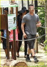 组图：朱莉皮特携孩子们游玩 一家八口声势浩大