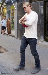 组图：“雷神”二度当爹 锤哥甘做奶爸爱抱娃