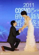 组图：赵胤胤单跪求婚陈数 婚期9月16日“就要乐”