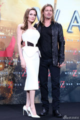 组图：朱莉白裙挽老公娇羞 皮特咬墨镜红毯卖萌