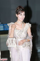 组图：晶刚香港婚宴 张天爱粉红礼服优雅高贵