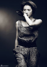 组图：隋俊波转型拍新写真 演绎冷艳豹纹女