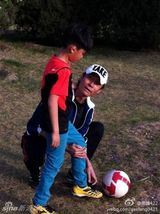 组图：那英儿子萌照曝光 学习老爸高峰爱踢足球