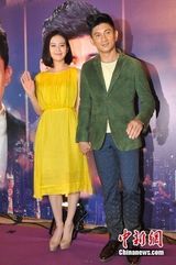 组图：吴奇隆2012年曾亲昵牵手刘诗诗眼神温柔