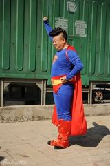 组图：洪剑涛《幸运兔精灵》超人造型亮相