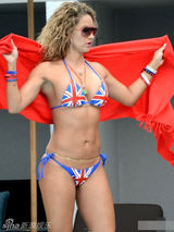 组图：健美教练詹妮弗国旗比基尼泳池湿身调衣