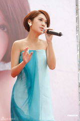 组图：杨丞琳新专辑火爆庆功 师弟站台送镶钻口琴