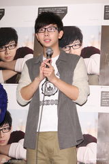 组图：胡夏为演唱会练唱 公司安排按摩缓解压力