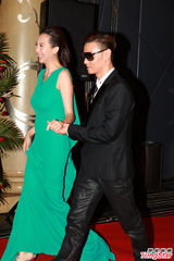 组图：章子怡抱爱犬走红毯 关颖露美背性感抢镜