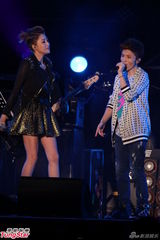 组图：A-Lin落泪小宇忙救场 信旋风登台引高潮