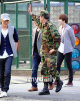 组图：SuperJunior强仁今日退伍 利特等到场祝贺