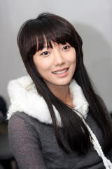 幻灯图： 王珞丹谈《琥珀》 被经纪人“逼”演话剧