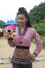 幻灯图：舒畅演绎刘三姐 柳州唱山歌斗财主