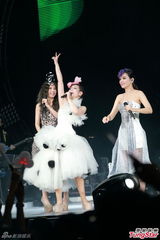 组图：S.H.E合体香港开唱 Selina感触落泪