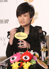 高清图：李宇春获网络盛典年度最具号召力艺人