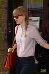 组图：泰勒粉衣红唇俏丽少女 胞弟亮相墨镜酷帅