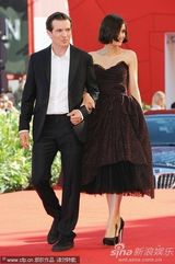 高清：《无果之路》首映女主演秀蕾丝裙 蜜挽男搭档