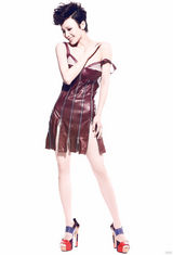 组图：石小群变身女战士 散发春日阳光能量